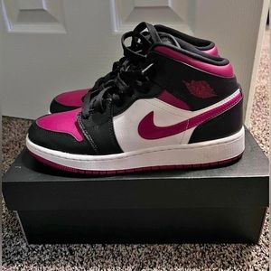 Air Jordan 1 Mid “Noble Red” 6Y